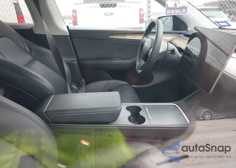 2024 Tesla Model Y z USA, uszkodzony, nr VIN 7SAYGDED6RF092556